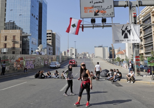 Pengunjuk Rasa Lebanon Blokir Jalan-Jalan Utama di Beirut