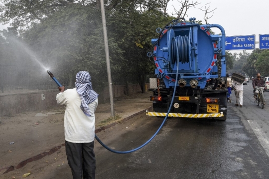 India Semprotkan Air Guna Redakan Pekatnya Polusi Udara