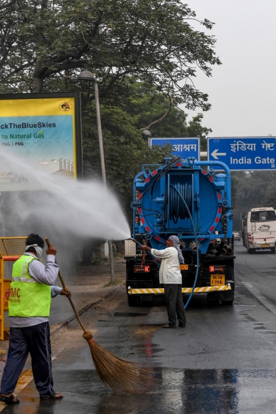 India Semprotkan Air Guna Redakan Pekatnya Polusi Udara