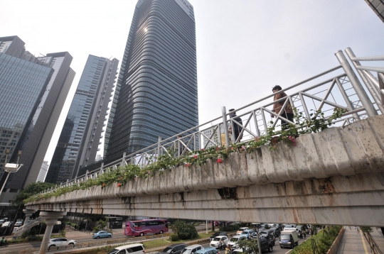 Menengok JPO Tanpa Atap di Jalan Sudirman