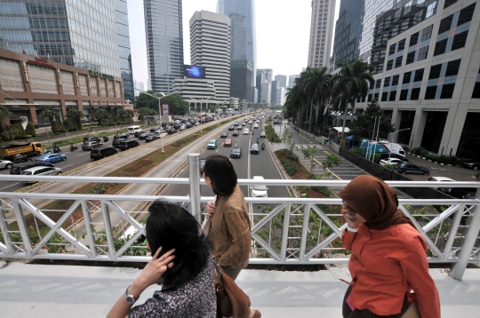 Menengok JPO Tanpa Atap di Jalan Sudirman