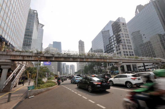 Menengok JPO Tanpa Atap di Jalan Sudirman