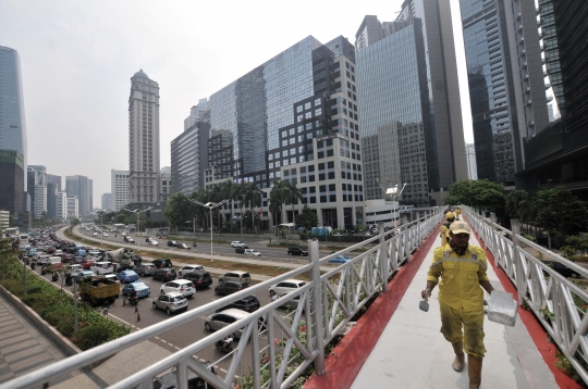 Menengok JPO Tanpa Atap di Jalan Sudirman