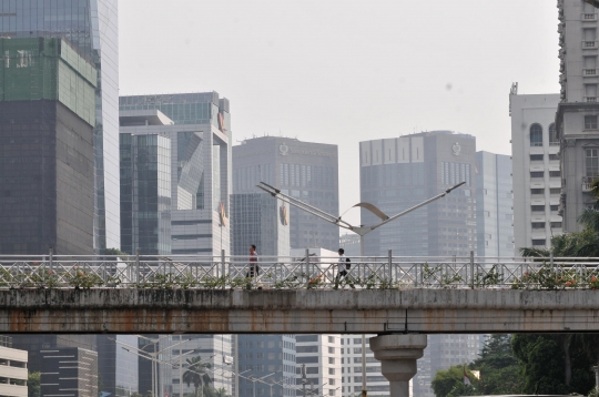 Menengok JPO Tanpa Atap di Jalan Sudirman