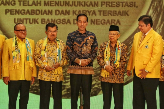 Diapit Ma'ruf Amin dan Jusuf Kalla, Jokowi Hadir di HUT Partai Golkar