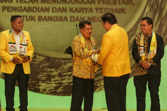 Diapit Ma'ruf Amin dan Jusuf Kalla, Jokowi Hadir di HUT Partai Golkar