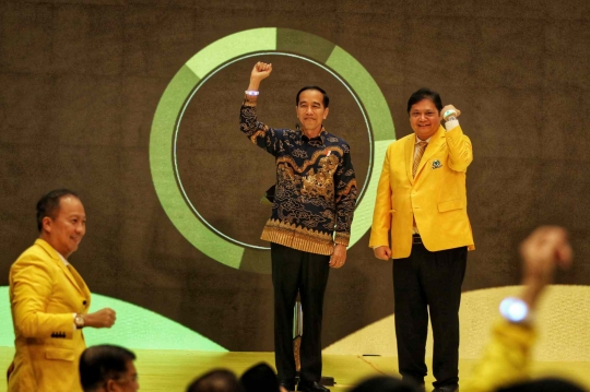 Diapit Ma'ruf Amin dan Jusuf Kalla, Jokowi Hadir di HUT Partai Golkar