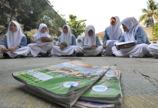 Peringati Hari Anak Internasional Murid-Murid Belajar di Luar Kelas