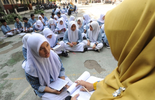 Peringati Hari Anak Internasional Murid-Murid Belajar di Luar Kelas