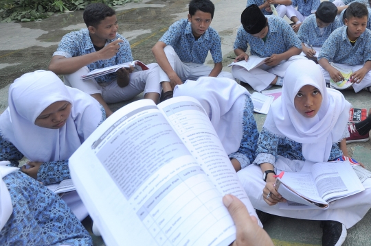 Peringati Hari Anak Internasional Murid-Murid Belajar di Luar Kelas