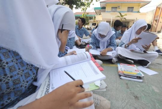 Peringati Hari Anak Internasional Murid-Murid Belajar di Luar Kelas