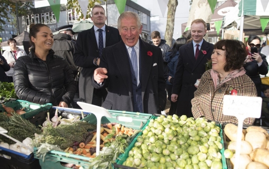 Intip Keseruan Pangeran Charles Blusukan ke Pasar