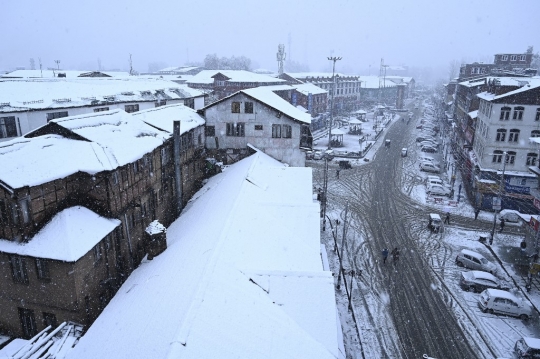 Salju Pertama Musim Dingin Guyur Srinagar