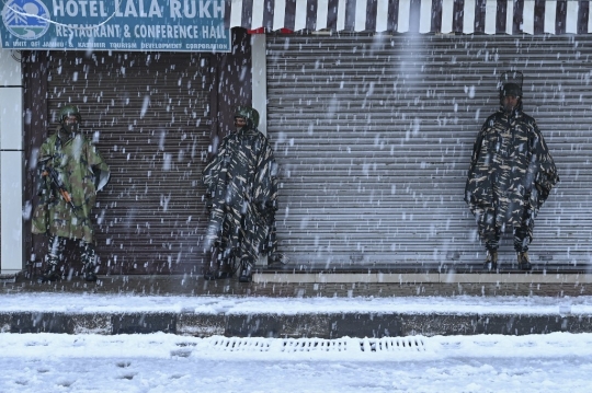 Salju Pertama Musim Dingin Guyur Srinagar
