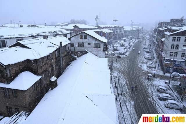 Foto : Salju Pertama Musim Dingin Guyur Srinagar - merdeka.com