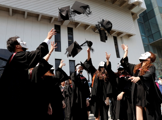 Ribuan Mahasiswa Hong Kong Pakai Topeng Saat Wisuda