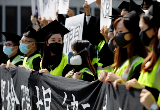 Ribuan Mahasiswa Hong Kong Pakai Topeng Saat Wisuda