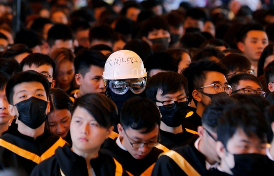 Ribuan Mahasiswa Hong Kong Pakai Topeng Saat Wisuda