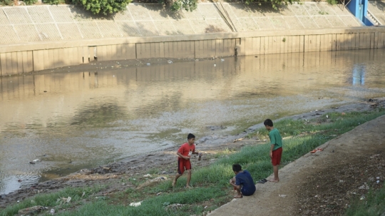 Curah Hujan Belum Menentu, Bantaran Sungai Ciliwung Masih Kekeringan