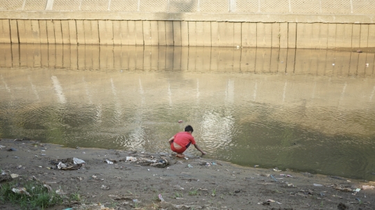 Curah Hujan Belum Menentu, Bantaran Sungai Ciliwung Masih Kekeringan