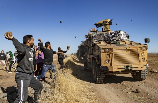 Aksi Warga Kurdi Lempari Konvoi Militer Turki dengan Batu
