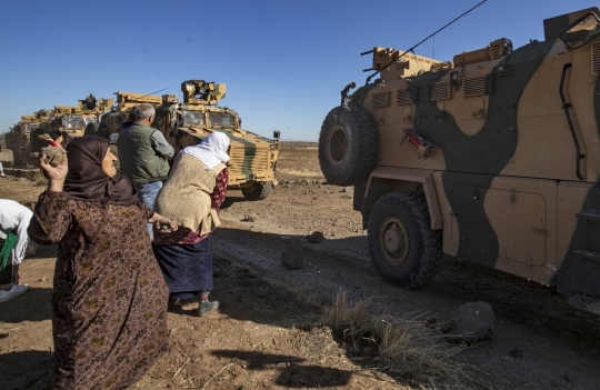 Aksi Warga Kurdi Lempari Konvoi Militer Turki dengan Batu