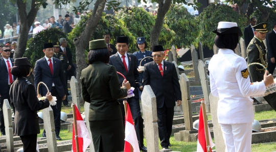 Hari Pahlawan, Jokowi-Ma'ruf Tabur Bunga di TMP Kalibata
