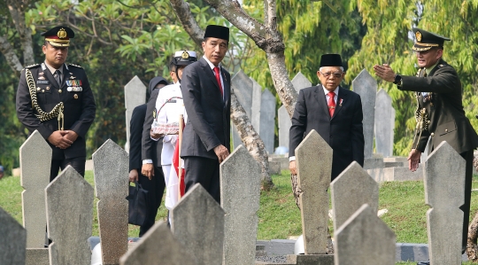 Hari Pahlawan, Jokowi-Ma'ruf Tabur Bunga di TMP Kalibata