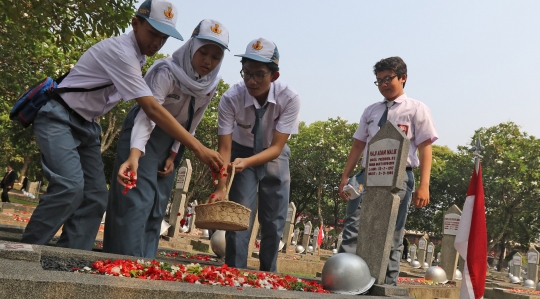 Kenang Jasa Pahlawan, Pelajar Ziarah di TMP Kalibata
