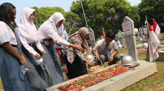 Kenang Jasa Pahlawan, Pelajar Ziarah di TMP Kalibata