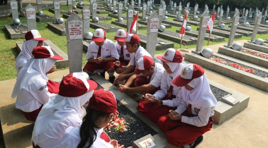 Kenang Jasa Pahlawan, Pelajar Ziarah di TMP Kalibata