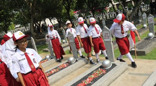 Kenang Jasa Pahlawan, Pelajar Ziarah di TMP Kalibata