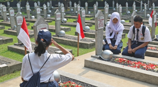 Kenang Jasa Pahlawan, Pelajar Ziarah di TMP Kalibata
