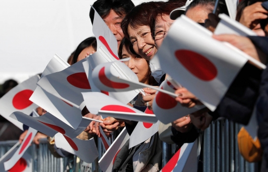 Antusiasme Warga Jepang Saksikan Parade Kaisar Naruhito