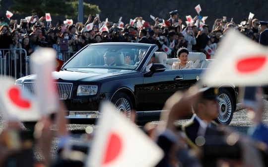 Antusiasme Warga Jepang Saksikan Parade Kaisar Naruhito