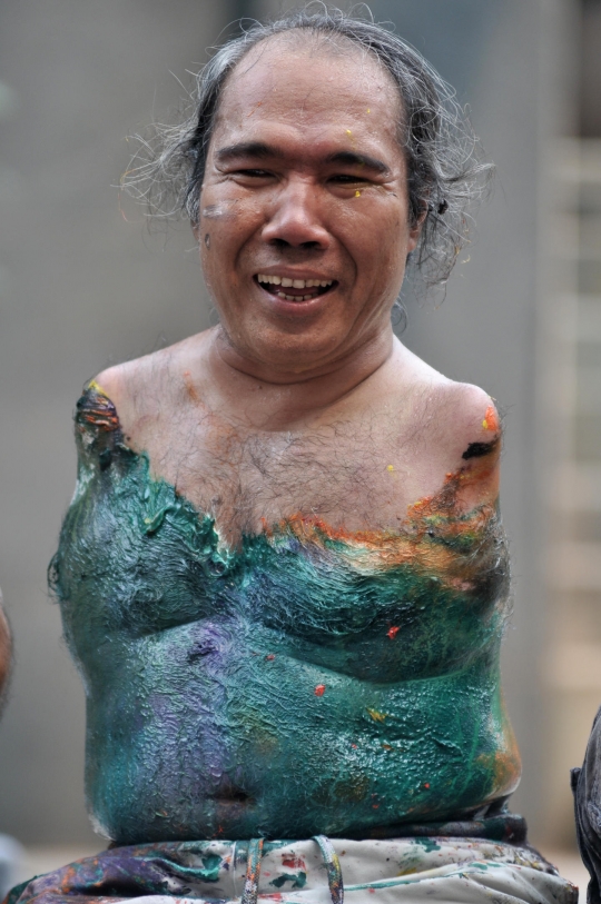 Aksi Maestro Sadikin Pard Melukis dengan Kedua Kaki