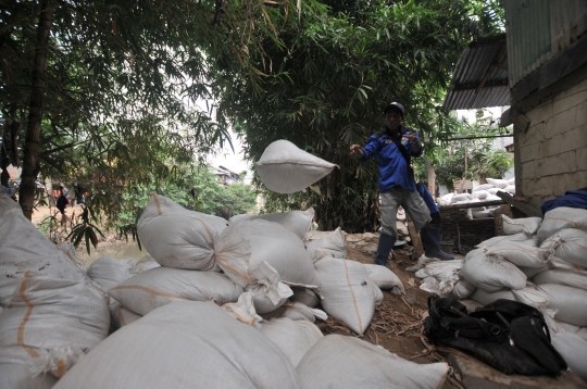 Pembuatan Tanggul Antisipasi Banjir di Sungai Ciliwung