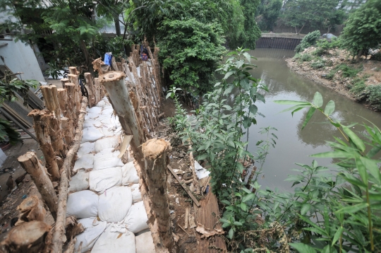 Pembuatan Tanggul Antisipasi Banjir di Sungai Ciliwung