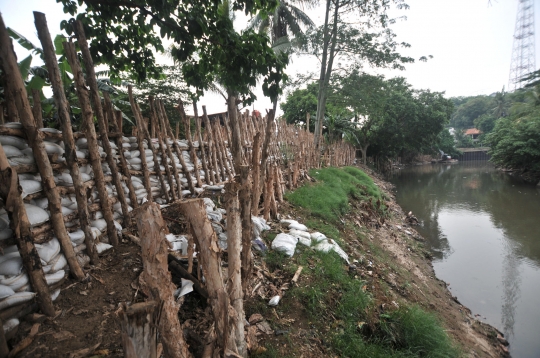 Pembuatan Tanggul Antisipasi Banjir di Sungai Ciliwung