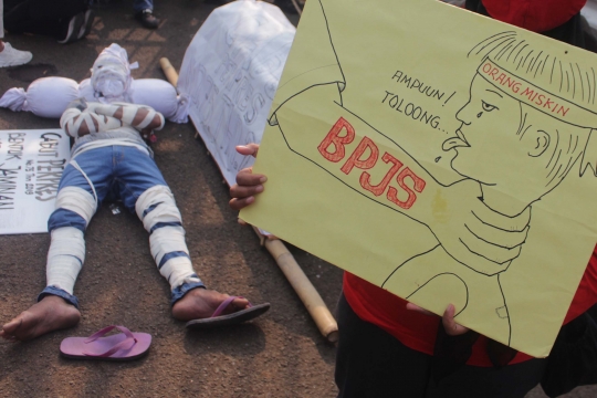 Aksi Teatrikal Tolak Kenaikan Iuran BPJS Kesehatan