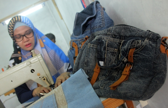 Menyulap Celana Jeans Bekas Menjadi Tas Bernilai