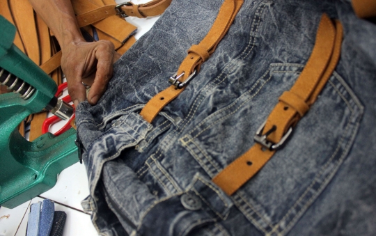 Menyulap Celana Jeans Bekas Menjadi Tas Bernilai