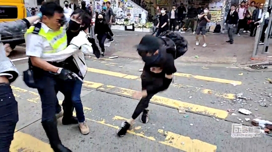 Detik-Detik Polisi Tembak Demonstran di Hong Kong