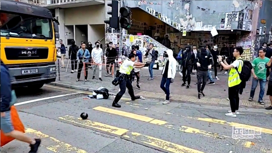 Detik-Detik Polisi Tembak Demonstran di Hong Kong