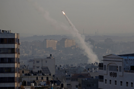 Gaza Lancarkan Puluhan Roket Balasan untuk Israel
