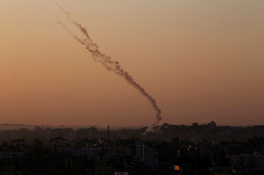 Gaza Lancarkan Puluhan Roket Balasan untuk Israel