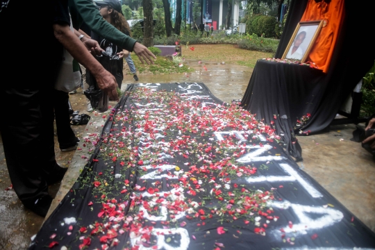 Tabur Bunga Peringati 21 Tahun Tragedi Semanggi Satu