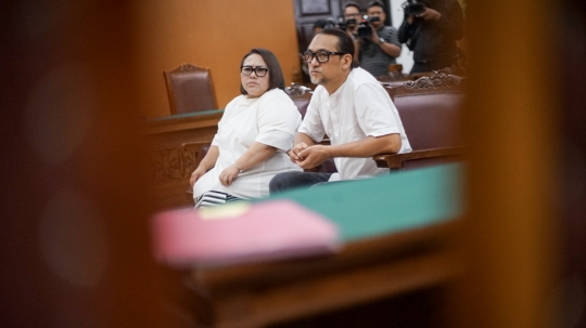 Ekspresi Nunung dan Suami Dituntut 1,5 Tahun Bui