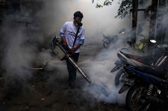 Cegah DBD, Petugas Tebar Asap di Kawasan Kebayoran Lama