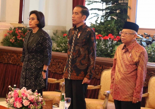 Jokowi Serahkan Anggaran DIPA Kepada Para Pejabat di Istana